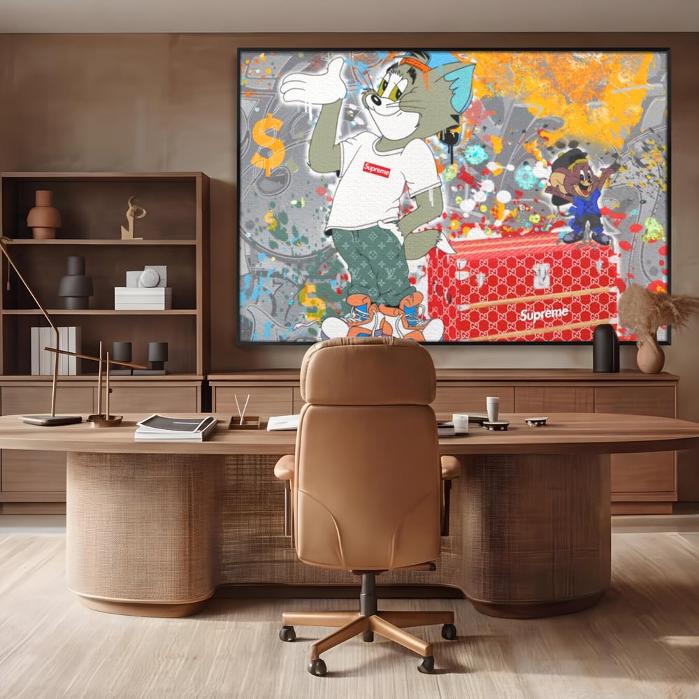Tablou canvas cu tablou canvas cu tom si jerry, in rama de aluminiu negru, pe perete intr-un birou